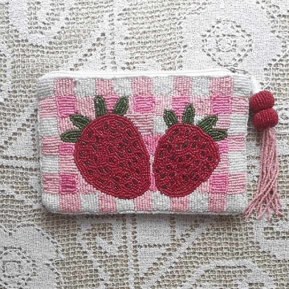 🍓Strawberry and Gingham Beaded Clutch Purse.  NWOT - Picture 1 of 3